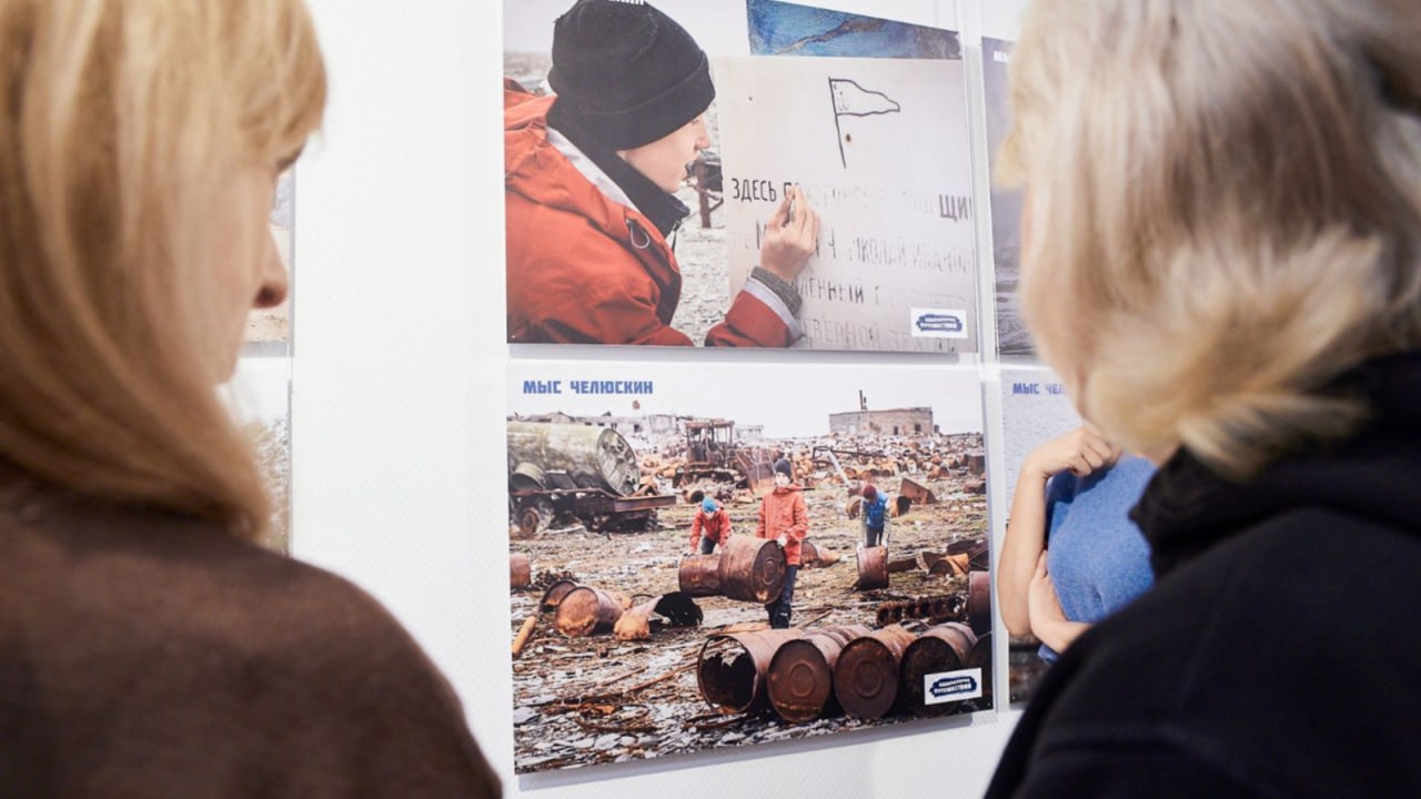 В Культурно выставочном центре Русского музея в Мурманске открылась фотовыставка с яркими моментами экспедиций федерального экологического проекта Чистая Арктика и регионального Единого волонтёрского центра В частности на выставке есть кадры где волонтеры восстанавливают маяки родники памятники Великой Отечественной войны Авторы проекта рассчитывают что подобные выставки помогут привлечь еще большее количество участников Проект даёт возможность ребятам лучше узнать свою страну побывать в таких уникальных местах которые они вряд ли когда нибудь в своей жизни посетили самостоятельно В своих экспедициях они знакомятся с арктическим регионом его природно климатическим особенностями и экологией рассказала руководитель волонтёрских групп проекта Чистая Арктика Анастасия Фатерина