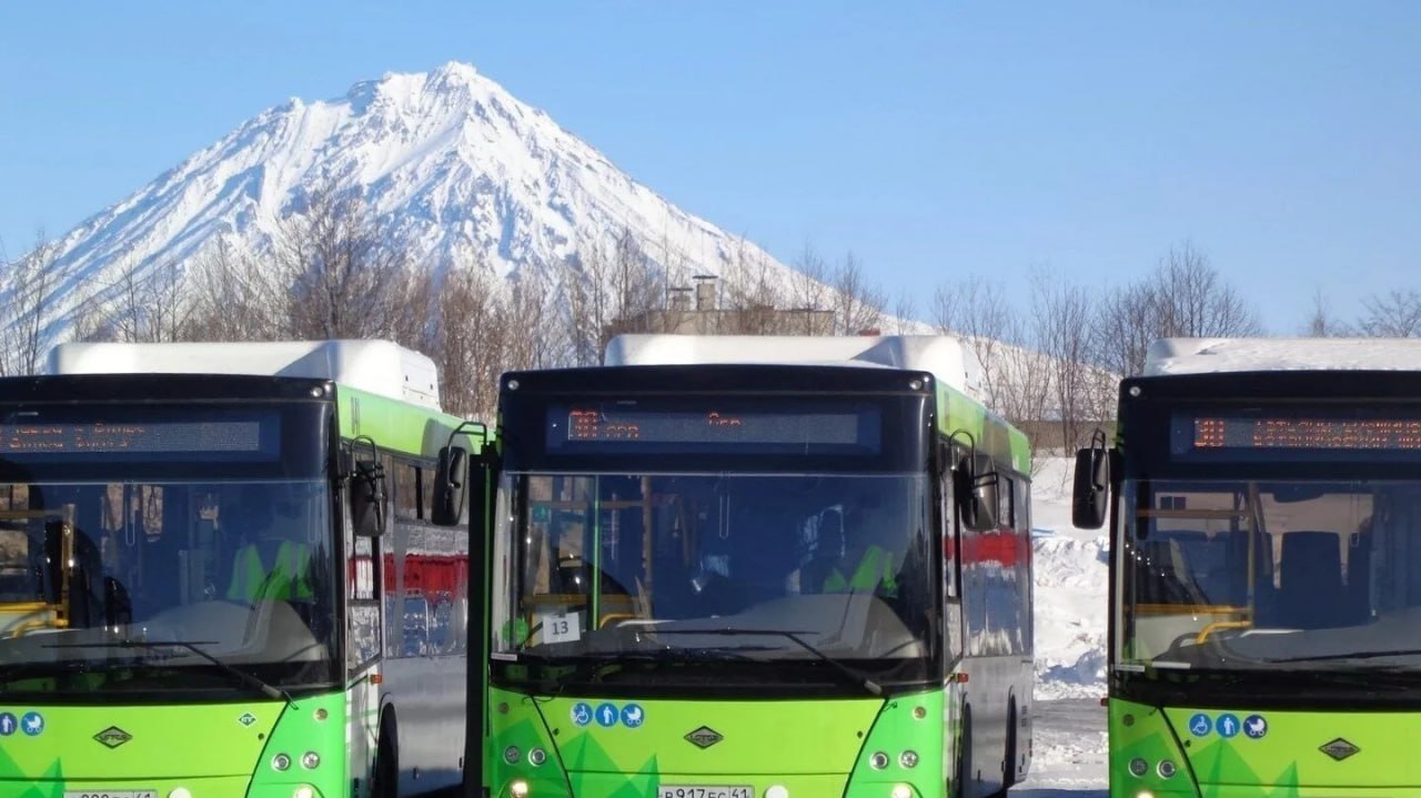 В Петропавловске Камчатском на весенний период ежемесячный лимит школьных проездных увеличат с 80 до 120 поездок Решение компенсировать школьникам краевого центра поездки не использованные в январе из за циклонов было принято после обращений родителей во время прямого эфира губернатора Камчатского края Владимир Солодов 29 января В марте в апреле и в мае всем школьникам без исключения добавим по 40 поездок плюсом к 80 В феврале мы не смогли эту операцию провести поскольку часть проездных уже была выкуплена в последней декаде января доложил глава ПКГО Евгений Беляев  Стоимость пополнения карты при этом останется прежней Подписаться на нас в MAX камчатка камчатскийкрай