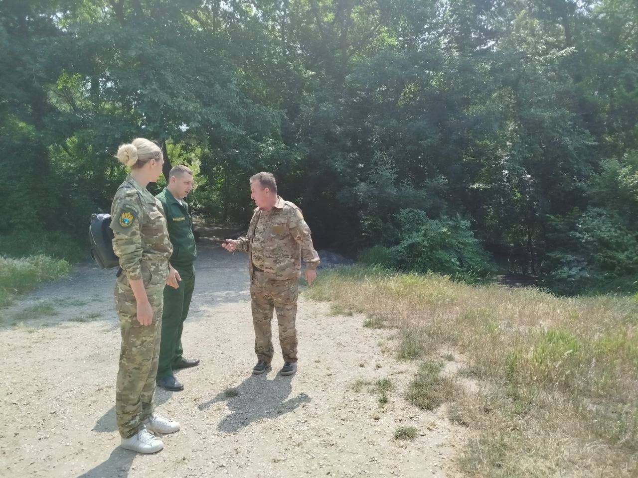 Севприроднадзор усиливает контроль в выходные и праздничные дни В дни выходных и праздников проводятся рейды по выявлению нарушений в водоохранных зонах рек. Согласно Водному кодексу РФ, использование этих зон ограничено: например, запрещена парковка автотранспорта на участках без твёрдого покрытия. Например, водоохранная зона на р. Черной составляет 100м Во время рейдов применяются: —предупредительные меры, —профилактические беседы, —административныое наказания. Нарушителям грозит штраф по ч. 1 ст. 8.42 КоАП РФ — от 3 000 до 4 500 рублей. Крым Оперативный