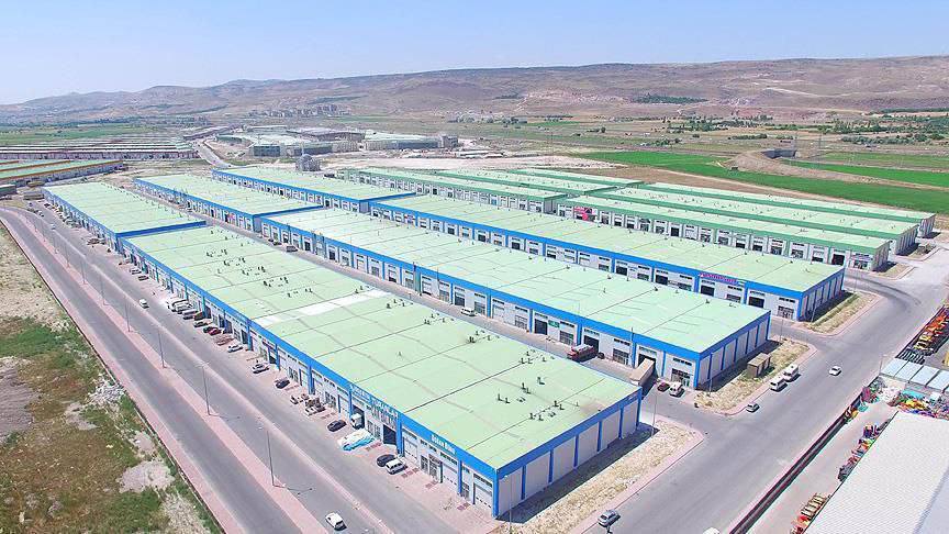 Турция создаст новые промышленные зоны в Анатолии Турция планирует создать 16 новых промышленных зон в Анатолии в рамках первой фазы Industrial Areas Master Plan Проект охватывает 13 провинций и предусматривает развитие территорий общей площадью 59 тыс га вдоль коридора Самсун Мерсин Новые зоны в среднем в 11 раз крупнее действующих OSB что уже увеличило запланированные промышленные площади страны на 37 Инициатива направлена на снижение промышленной перегруженности региона Мармара и перераспределение производства в центральную и восточную Анатолию Министерство промышленности разработало 30 летний план расширения промышленных территорий с 160 тыс до 350 тыс га учитывая логистику железные дороги сейсмические риски и доступ к ресурсам Проект отражает переход Турции к более сбалансированной региональной индустриализации При успешной реализации проекта он может усилить экспортный потенциал и занятость в провинциях однако потребует значительных инвестиций и устойчивого макроэкономического фона