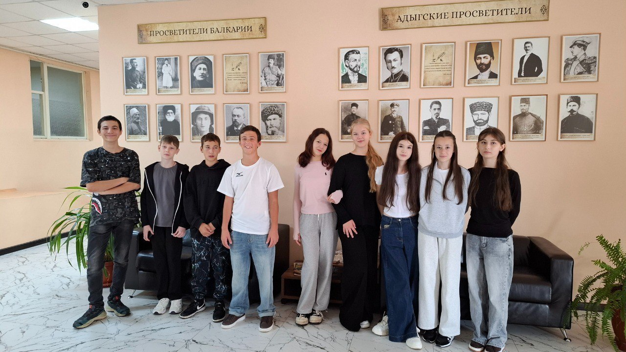 Сотрудники Республиканской юношеской библиотеки им К Мечиева провели День открытых дверей в библиотеке для учащихся 8 класса Республиканской многопрофильной гимназии Ребят впервые пришедших в Республиканскую юношескую библиотеку им К Мечиева познакомили с ее историей отделами и их деятельностью На выставке Перекресток времен учащимся были представлены предметы материальной культуры народов нашей республики Так же для ребят были проведены исторический экскурс Лучшие библиотеки древности и обзор лекция В объективе Великая Отечественная война от первого до последнего дня