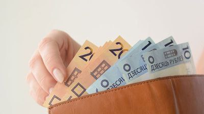 В Беларуси внесли изменения в условия оплаты труда в сфере культуры В стране увеличивается надбавка за высокие профессиональные и творческие достижения а также за сложность и напряженность труда на семь процентных пунктов Диапазон размера средств направляемых на надбавку устанавливается от 17 до 32 вместо ранее действовавшего диапазона от 5 до 25 Напомним с 1 января увеличена заработная плата работников социального обслуживания В результате чего по оценке заработная плата работников сферы социального обслуживания вырастет более чем на 16 по сравнению с 2025 годом