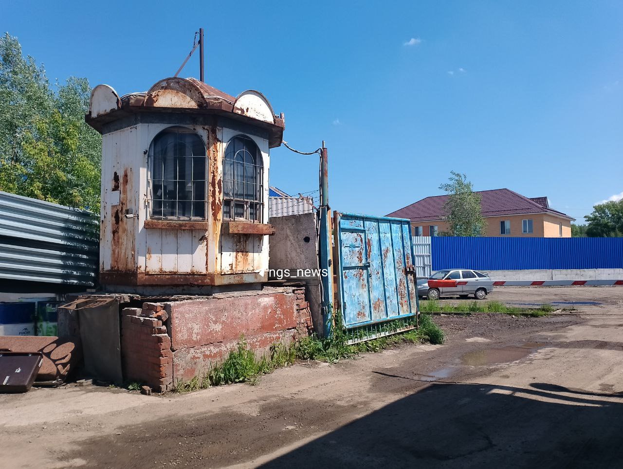 На заводе рассказали , что один из подозреваемых год работал там сварщиком. — Негодяй. Что на него нашло — мы не можем сказать, — говорит один из сотрудников. По его словам, сварщик не пил и много работал. Даже в выходные — чтобы заработать побольше денег.