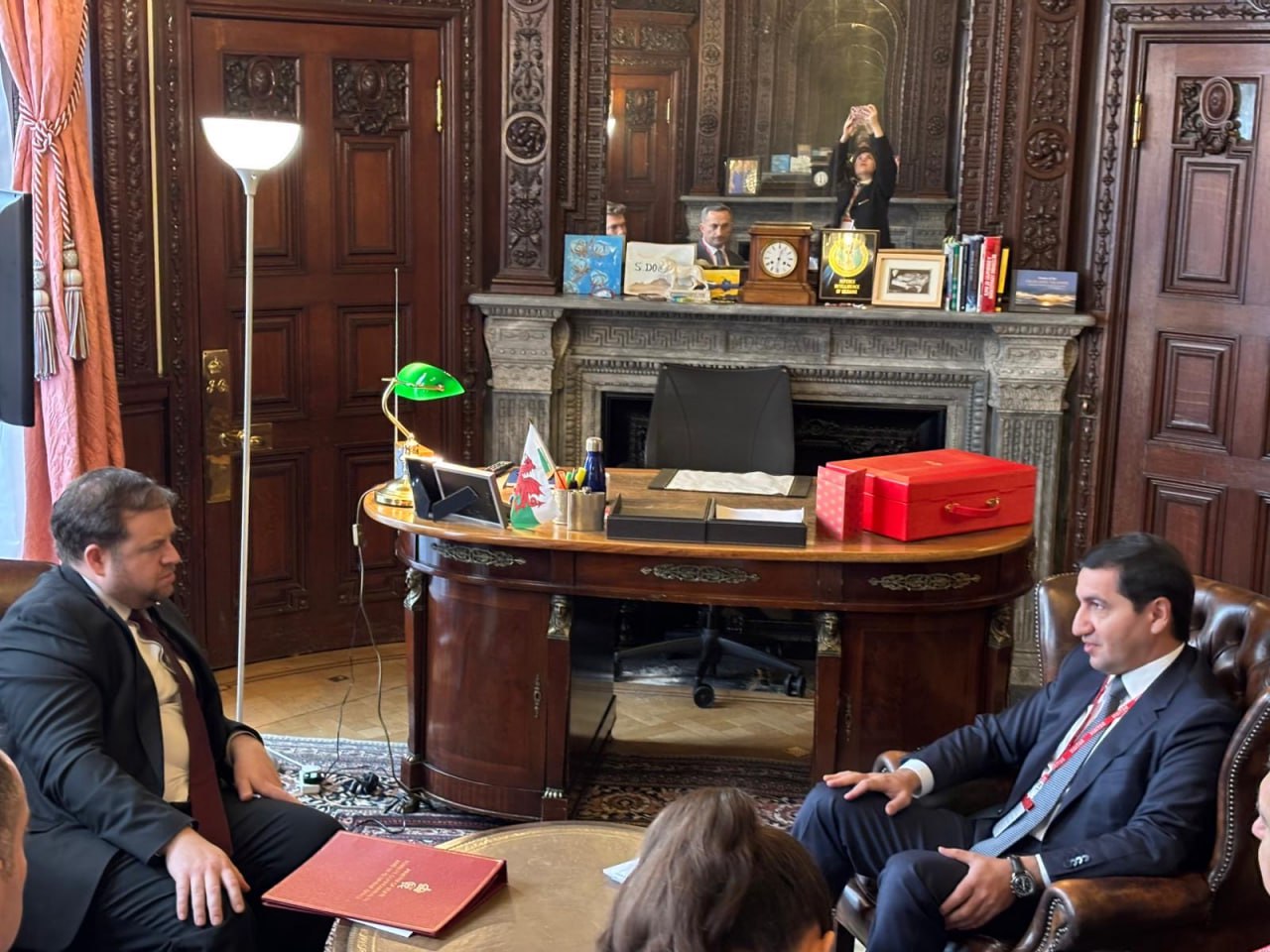 Помощник президента Азербайджана заведующий отделом по вопросам внешней политики Администрации президента Хикмет Гаджиев встретился с государственным министром Великобритании по делам Европы и Северной Америки Стивеном Даути Сегодня я провёл продуктивную встречу с государственным министром Великобритании по делам Европы и Северной Америки Стивеном Даути в духе стратегического партнёрства Мы обсудили углубление и расширение наших отношений в новых областях таких как взаимосвязанность искусственный интеллект кибербезопасность цифровизация образование а также сотрудничество в области обороны и военного дела Также пожелали удачи командам Карабах и Челси в сегодняшнем матче написал Гаджиев caliber az official