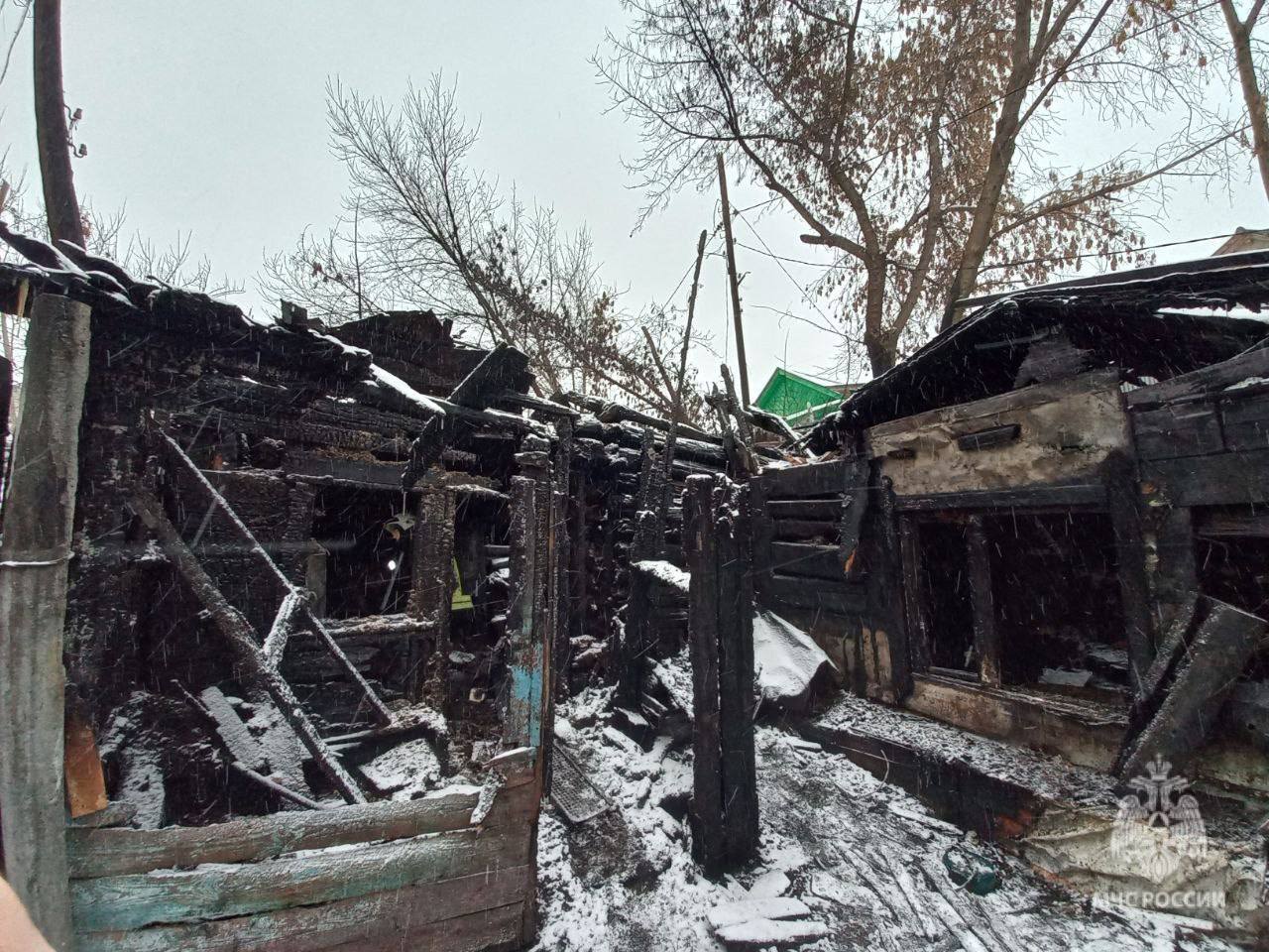 Пожар унес жизни троих человек   Сегодня ночью в Самаре произошел пожар в частном доме на улице Перовской. Дознаватель МЧС России установил, что предварительной причиной пожара стала аварийная работа электропроводки. В результате ЧП погибли 3 человека.   Пожар на площади 20 квадратных метров ликвидировали 53 специалиста и 19 единиц техники.   МЧС России напоминает:   следи за исправностью электропроводки;   не перегружай электросеть;   установи в жилье пожарный извещатель.  Сообщение о пожаре поступило в 03:05 на улице Перовская, 11. В 05:21 пожар ликвидирован. Погиб мужчина 1963 года рождения, пол и возраст 2 погибших устанавливается.   ВКонтакте    Одноклассники    Телеграм