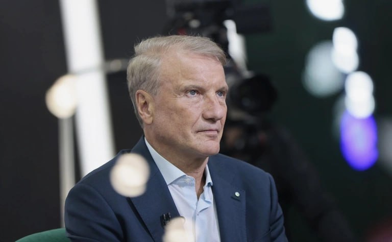 Нужно уравнять условия конкуренции на маркетплейсах и уйти от торгового рабства заявил глава Сбербанка Герман Греф на Domclick Digital Forum Его слова передает корреспондент РБК Так он прокомментировал тему скидок на маркетплейсах для держателей карт их дочерних банков Это торговое рабство Хочешь купить хочешь получить скидку значит ты обязан открыть в каком то банке карту никого больше к этому не подпускают Это очевидно абсолютно неравные условия конкуренции это нерыночные условия и это должно быть отменено подчеркнул он Фото Михаил Гребенщиков РБК РБК в Telegram и MAX