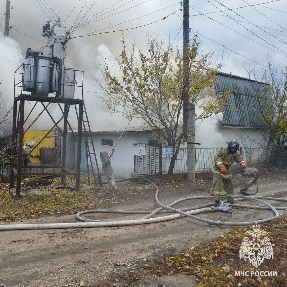 Чуть не сгорела дача из-за неисправной печи.  Пожар на улице Хохлова в Ливнах случился 3 ноября в 15:45.  На момент прибытия спасателей строение горело открытым пламенем. На месте работали 7 специалистов и 2 единицы техники МЧС России.   Пожар был ликвидирован на площади 25 квадратных метров. Пострадавших нет. Предположительная причина - неисправность печного отопления.  Источник: Уездный город