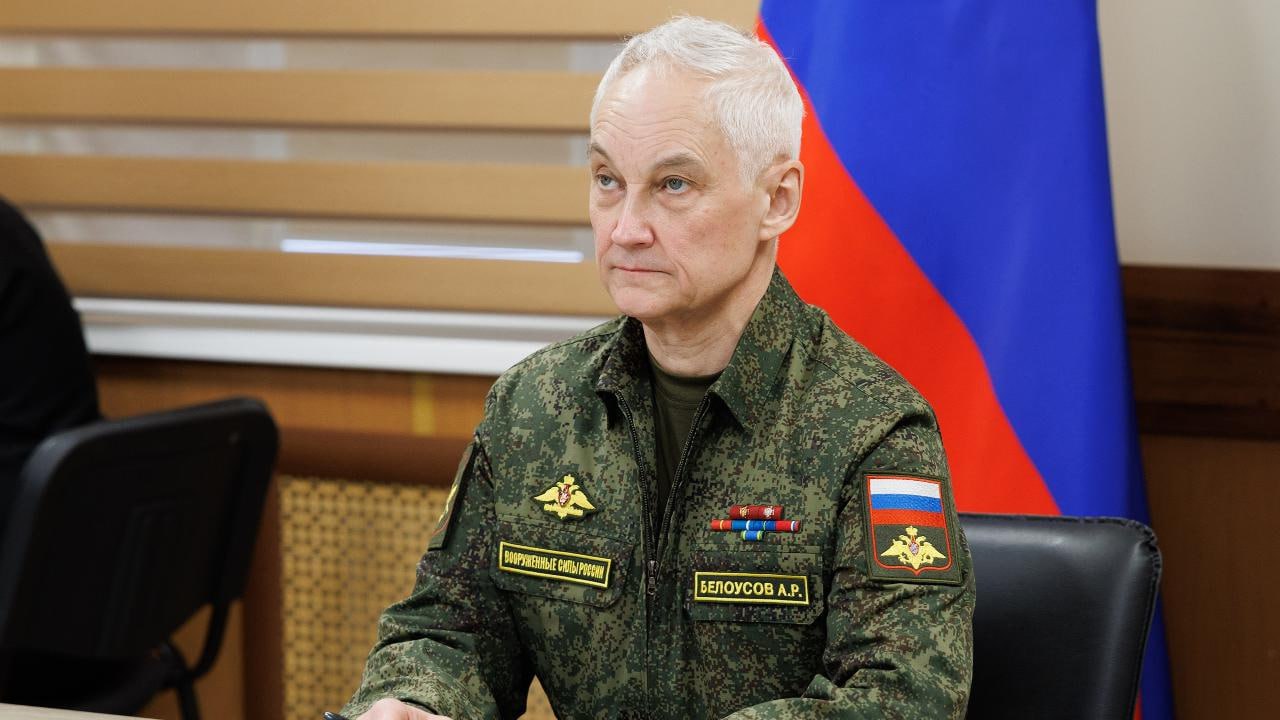 Министр обороны посетил Новосибирск Андрей Белоусов прибыл в Новосибирское высшее военное командное училище, чтобы оценить учебный процесс. Во время визита он осмотрел полигон, где курсанты продемонстрировали навыки управления боем и вождения боевых машин. Главнокомандующий сухопутными войсками ВС РФ, генерал-полковник Мордвичев отметил, что занятия проводят опытные преподаватели, участвовавшие в спецоперации. По итогам визита министр поручил оснастить училище новейшей техникой и завершить работы по улучшению полигонной базы и ремонту казарменного фонда. Фото: Минобороны РФ Прислать новость