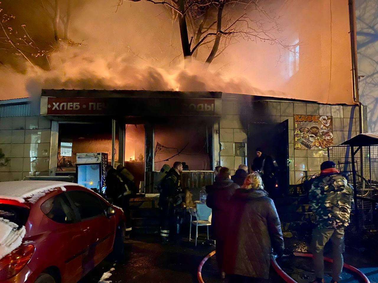 В подмосковном Видном при пожаре в кафе погибли два человека Возгорание произошло в здании на Вокзальной улице Telegram канал управления СКР по Московской области отмечает что по предварительным данным причиной пожара стала неисправность электропроводки Возбуждено уголовное дело по статье Причинение смерти по неосторожности двум и более лицам При этом Telegram канал 112 сообщает ещё о двух пострадавших Мужчины доставлены в больницу с ожогами и отравлением продуктами горения Подписаться на Говорит Москва Telegram VK MAX