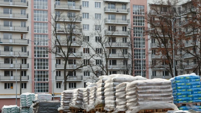 Строители из Подмосковья завершили восстановление ещё одного жилого дома в Мариуполе.  В Приморском районе города, на проспекте Нахимова, был отремонтирован дом, построенный в 1963 году. Работы включали обновление фасада и подъездов, а также замену систем отопления, электроснабжения и подачи холодной воды. Кроме того, была обновлена кровля и окна.  Капитальный ремонт осуществлялся под наблюдением специалистов.   Ранее также сообщалось о восстановлении нескольких квартир в другом многоквартирном доме в соседнем регионе.