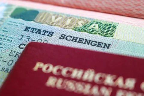 В настоящее время существует риск того что страны ЕС полностью прекратят выдачу шенгенских виз россиянам вслед за запретом выдачи мультивиз сообщил ТАСС директор департамента многостороннего экономического сотрудничества и специальных проектов Минэкономразвития РФ Никита Кондратьев jkinvest news jkinvest