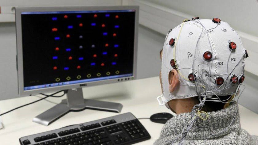 Китайская NeuroXess сообщила о прорыве в области нейроимплантов  Успешно имплантировала пациентам инвазивные устройства интерфейса «мозг-компьютер» собственной разработки китайская компания NeuroXess, сообщает издание Yicai.  Устройства компании, специализирующейся на интерфейсах мозг-компьютер  BCI , позволяют вести «диалог» с умными устройствами и управлять ими с помощью своего разума.   Благодаря эффективному сбору и анализу в реальном времени высокопроизводительных, высококачественных и масштабных данных электроэнцефалограммы по областям мозга, пациенты могут проводить тесты на декодирование моторики и языка уже через два дня после установки инвазивного BCI и управлять умными устройствами на китайском языке с помощью своего разума в течение двух недель, сообщил Тао Ху, основатель шанхайской компании NeuroXess.  Канал - «Добро против системы»