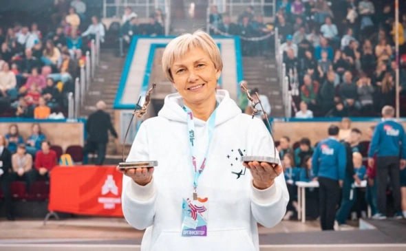 СПОРТ СБОРНУЮ РОССИИ ПО ЛЕГКОЙ АТЛЕТИКЕ ВПЕРВЫЕ ВОЗГЛАВИТ ЖЕНЩИНА Кандидатура 55 летней Светланы Абрамовой была одобрена исполкомом Всероссийской федерации легкой атлетики ВФЛА на пост главного тренера сборной России ее еще должен утвердить Минспорт Об этом сообщила пресс служба ВФЛА Абрамова заслуженный тренер России ее воспитанницей является прыгунья с шестом Анжелика Сидорова серебряный призер Игр в Токио и чемпионка мира и Европы Абрамова более десяти лет была старшим тренером российских прыгунов с шестом Это станет первым в истории случаем когда главным тренером сборной России по легкой атлетике станет женщина сказал исполнительный директор ВФЛА Борис Ярышевский Российских спортсменов после начала военной операции на Украине не допускают до турниров World Athletics даже в нейтральном статусе С мая 2023 года главным тренером сборной России был Руслан Мащенко ФОТО ВФЛА аврорамедиа легкаяатлетика Telegram экосистема АВРОРА  МЕДИА МЕДИА НОВОСТИ РЕГИОН ЛАЙФ СПОРТ ГЕРЛЗ ХАЙТЕК ПЕРСОНЫ ИНСАЙД КРИМИНАЛ МОЛОДОСТЬ LIVE АВРОРА  МЕДИА YOUTUBE RUTUBE