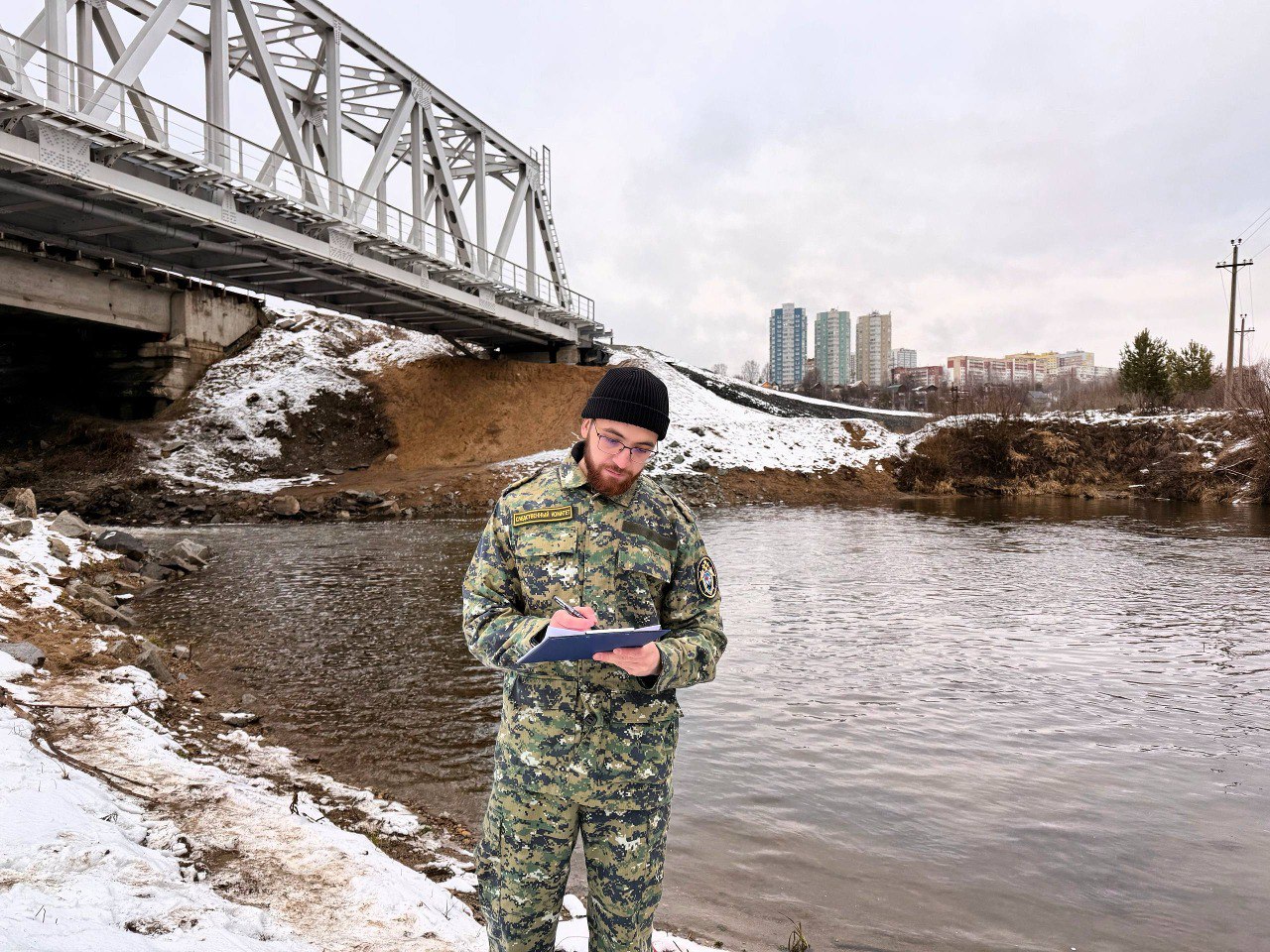 В Перми следователями СК России расследуются обстоятельства смерти несовершеннолетней тело которой обнаружено в реке Гайва Следственным отделом по Орджоникидзевскому району города Перми СУ СК России по Пермскому краю возбуждено и расследуется уголовное дело по факту безвестного исчезновения 17 летней девушки Несовершеннолетняя безвестно исчезла 27 ноября 2025 года С этого времени следователями и следователями криминалистами регионального следственного управления с привлечением поисковых организаций осуществлялись мероприятия направленные на установление места нахождения девушки 03 декабря 2025 года в ходе поисковых мероприятий с привлечением водолазов службы спасения города Перми тело девушки было обнаружено в реке Гайва в Орджоникидзевском районе города Перми При осмотре тела признаков насильственной смерти не установлено Следователями произведен осмотр места происшествия с целью установления причины смерти несовершеннолетней назначена судебно медицинская экспертиза Проводятся иные следственные и процессуальные действия направленные на установление всех обстоятельств произошедшего Расследование уголовного дела продолжается