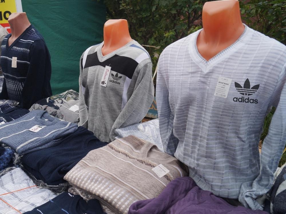 В России аннулировали десять сертификатов соответствия на оригинальные кроссовки и одежду от Adidas Суть в том что после ухода компании из России в 2022 году фирма как бы продолжила торговать с РФ но через Казахстан где делались необходимые сертификаты прикладываемые на таможне По данным Mash орган обратился в Росаккредитацию которая должна была запросить протоколы у казахстанского Адидаса или у лабораторий но не сделала этого Однако случилось ужесточение правил из за увеличения числа левых сертификатов соответствия на ввозимую из стран ЕАЭС продукцию Первыми не повезло Ламоде в процессе проверки очередной их поставки Московская таможня затребовала оригиналы сертификатов соответствия и протоколы исследования И не получив никаких документов испытаний направила запрос в Росаккредитацию с требованием приостановить доки о подлинности товаров Что может аннулировать ВСЕ сертификаты соответствия выданные именно этим аккредитационным органом