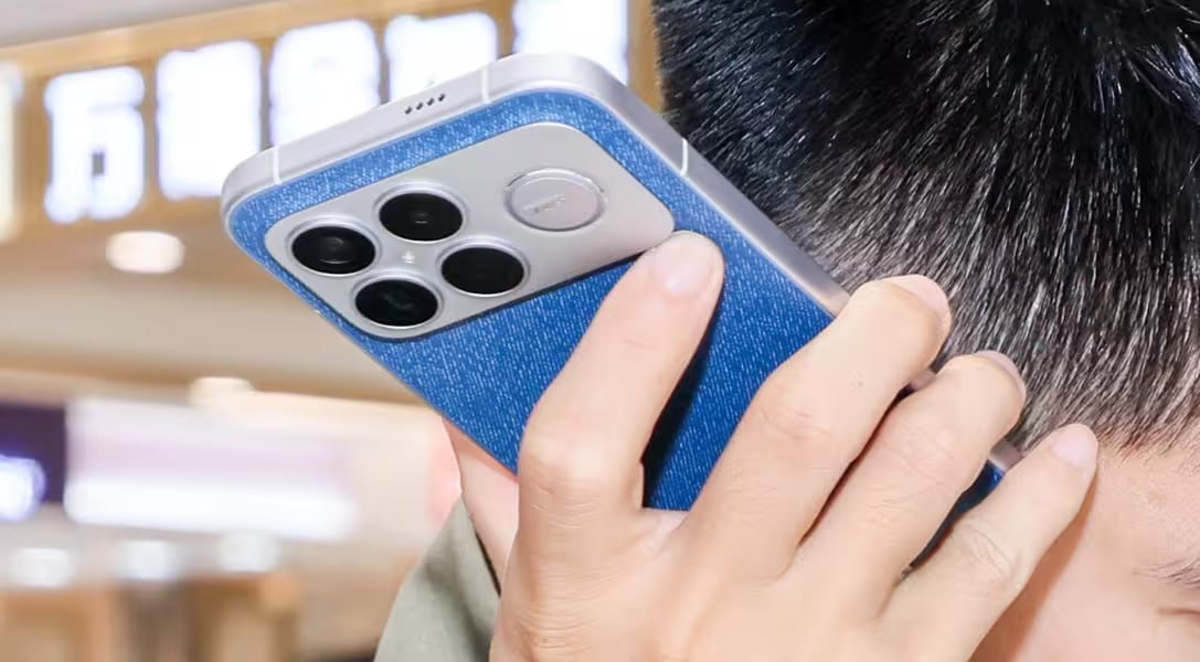 Перед скорым дебютом Poco F8 Pro получил сертификацию NBTC в Таиланде По словам инсайдера Абхишека Ядава смартфон не будет оснащен зарядным устройством в комплекте Впрочем это не новость для Poco Poco X7 Pro и F7 также поставлялись в Европу без зарядных устройств Ядав также поделился изображением части коробки с логотипом Sound by Bose Ранее сообщалось что Redmi K90 который получил три динамика включая сабвуфер на задней панели выйдет на глобальном рынке под названием Poco F8 Pro Ожидается что Poco F8 Pro получит 6 59 дюймовый 2K LTPO дисплей с частотой 120 Гц и пиковой яркостью до 3500 нит а также однокристальную систему Snapdragon 8 Elite с графикой Adreno 830