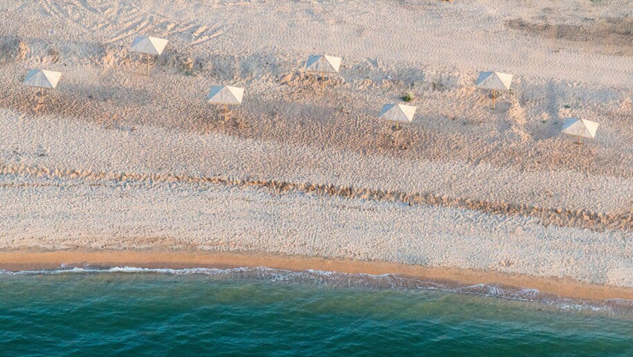 Рекорд солености воды зафиксировали в Азовском море По данным экспедиционных исследований достигнуты новые рекордные значения средневзвешенных показателей солености воды в Таганрогском заливе почти 12 а в собственно море около 16 Продолжающийся рост солености вод Азовского моря будет способствовать дальнейшей перестройке его водной экосистемы усиливая преобладание морских форм живых организмов на большей части акватории и провоцируя массовое развитие желетелого планктона сообщили журналистам в пресс службе Всероссийского НИИ рыбного хозяйства и океанографии Читать полностью