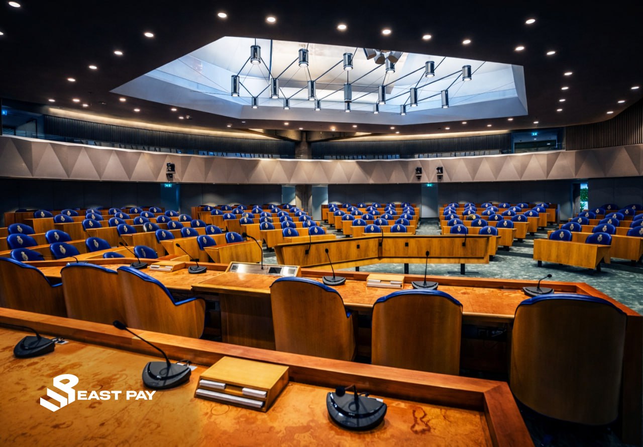 Палата представителей Нидерландов одобрила закон о 36 налоге на прирост капитала Нижняя палата парламента поддержала законопроект о введении 36 налога на прирост капитала для сбережений и большинства ликвидных активов включая криптовалюты За инициативу проголосовали 93 депутата при необходимых 75 голосах для принятия Под налогообложение попадут сберегательные счета криптовалюты большинство инвестиций в акции доходы от процентных финансовых инструментов Причём налог предполагается взимать независимо от факта продажи активов Некоторые категории активов освобождаются от налога в том числе доли в соответствующих требованиям стартапах и недвижимость используемая не в инвестиционных целях Критики предупреждают о возможном оттоке капитала в юрисдикции с более мягким налоговым режимом Теперь законопроект должен одобрить Сенат В случае окончательного принятия он вступит в силу с налогового года 2028 East Pay Экономика