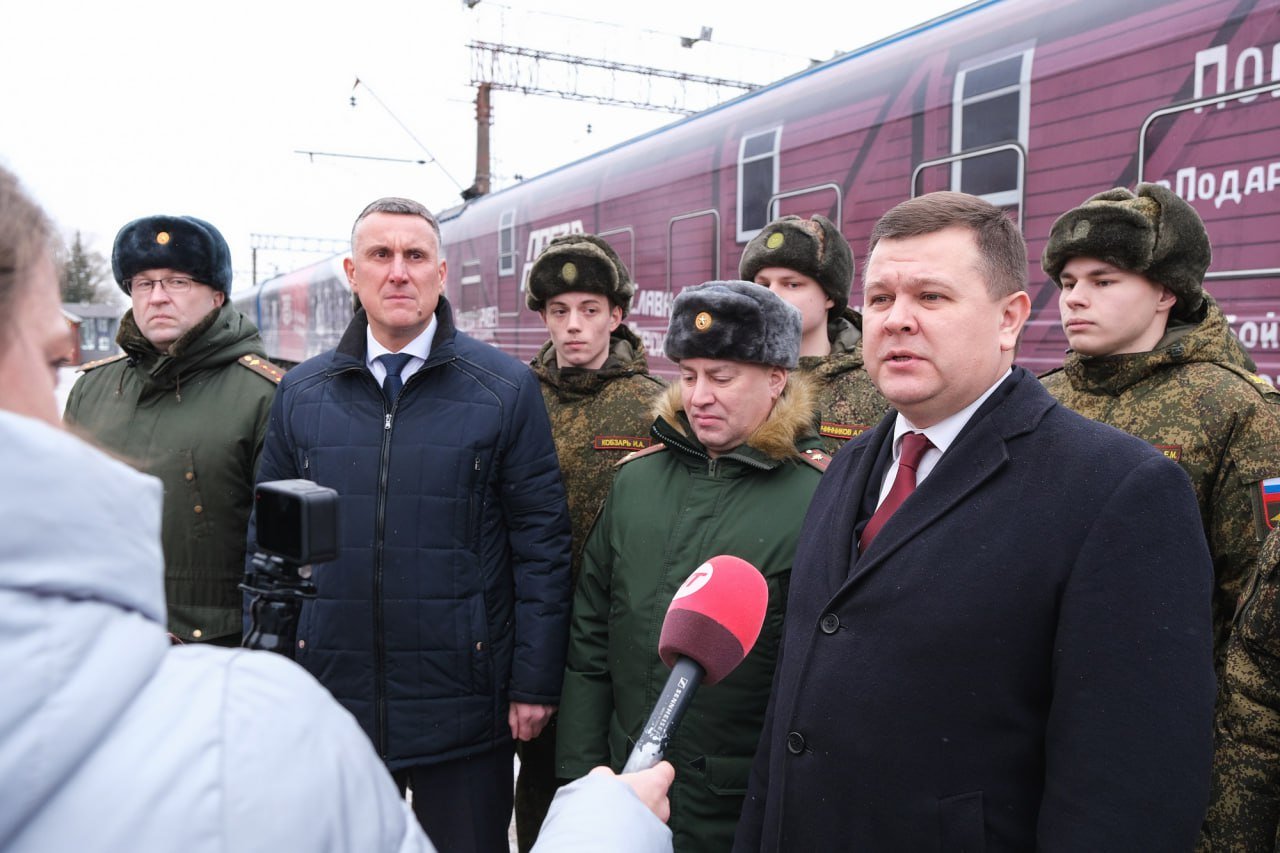 Ректор НовГУ и курсанты Военного учебного центра посетили «Поезд Победы»  — Я считаю важным, чтобы каждый студент побывал в этом поезде, — подчеркнул Юрий Боровиков.  «Поезд Победы» — первая в мире интерактивная выставка в движущемся поезде, раскрывающая ключевые события и этапы Великой Отечественной войны через 10 тематических вагонов.    Подробнее на сайте →  #ГородУниверситет