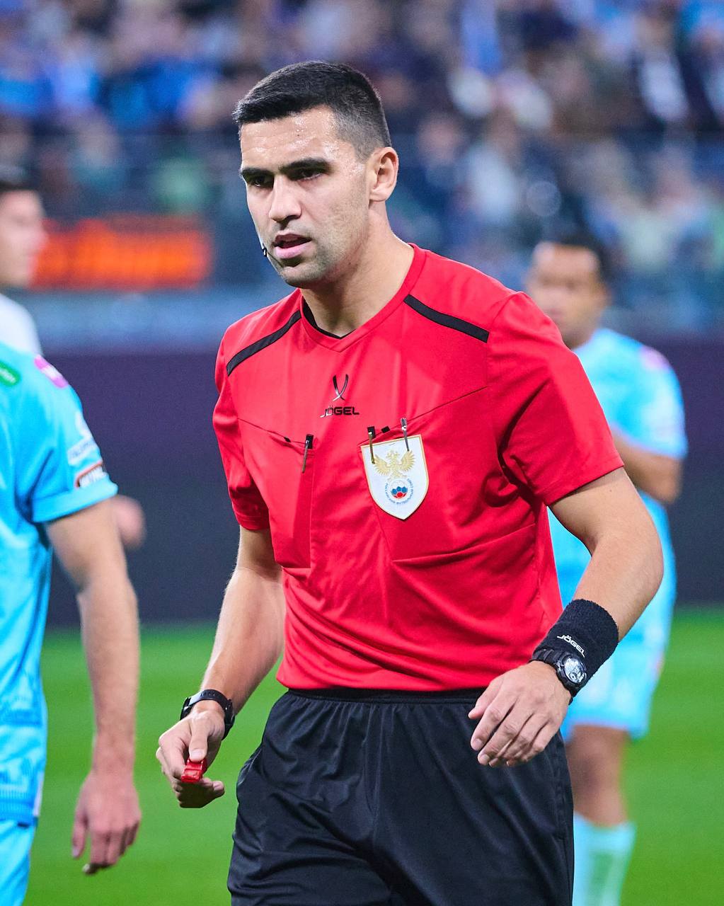 Воскресный матч с Пари НН обслужит бригада Инала Танашева 28 летний арбитр из Нальчика назначен на игру с участием сине бело голубых второй раз в карьере Ассистенты Адлан Хатуев и Хамид Талаев из Грозного Главный арбитр ВАР Сергей Цыганок из Калининграда Его помощник роман Галимов из Улан Удэ Ранее петербуржцы и арбитр из Кабардино Балкарии встречались лишь однажды 27 сентября когда команда Сергея Семака разгромила Оренбург на Газпром Арене со счетом 5 2 Выездной матч против Пари НН пройдет в Нижнем Новгороде в воскресенье 23 ноября и начнется в 15 15 по петербургскому времени