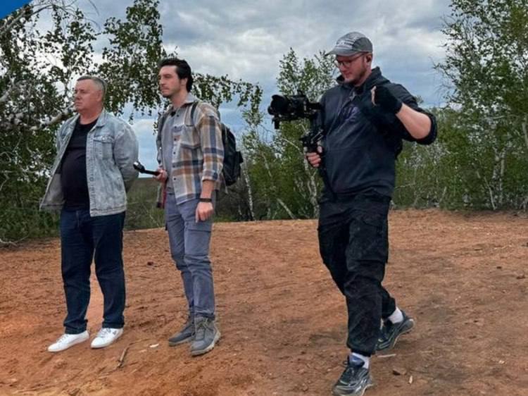 Телевизионщики снимут фильм о загадках Марсианской поляны в Волгоградской области Съемочная группа телеканала «Моя Планета» проводит съемки нового проекта в Волгоградской области. Как сообщили Волжский.ру в комитете экономики Волгоградской области, программа «Тайна на карте» готовит фильм о тайне Чертова игрища в Ольховском районе. Съемочная группа с помощью ученых исследует природные, исторические и культурные объекты, пытаясь отыскать следы внеземных цивилизаций на Марсианской поляне. Телевизионщики взяли пробы красного песка на разной глубине и обсудили находки с экспертами. Экспертами выступили геологи Волжского гуманитарного института и сотрудники кафедры географии и картографии Волгоградского государственного университета. ЧП Волжский - подписаться Написать нам Чат - перейти