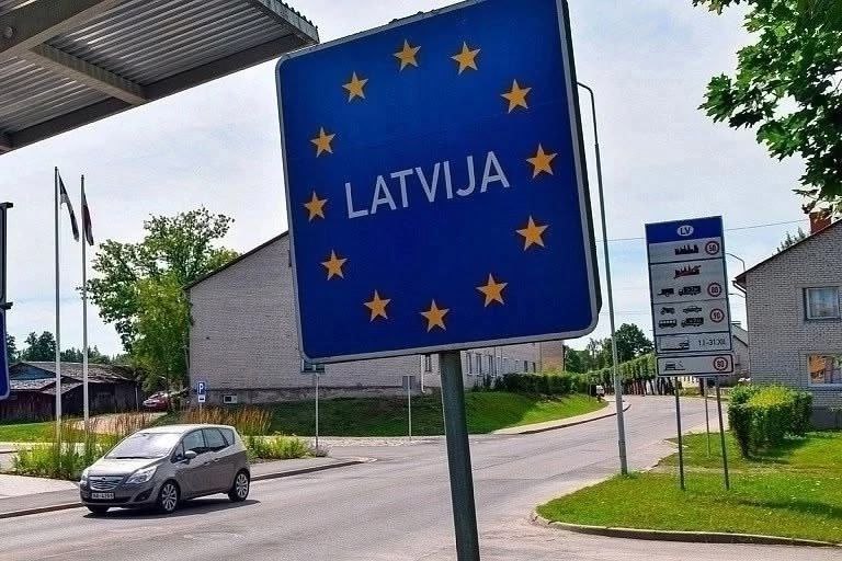 Пограничникам в Латвии запретили говорить по русски на службе за нарушение грозит увольнение Также проводится проверка лояльности сотрудников Ранее за проявления нелояльности некоторые лица были отстранены от службы или подвергнуты дисциплинарным мерам Относительно увольнений из за проявлений нелояльности указаны случаи когда в соцсетях выражалась поддержка России Подобные действия негативно влияют на репутацию пограничной службы Латвии Обр связь ТГ ВК YouTube Inst