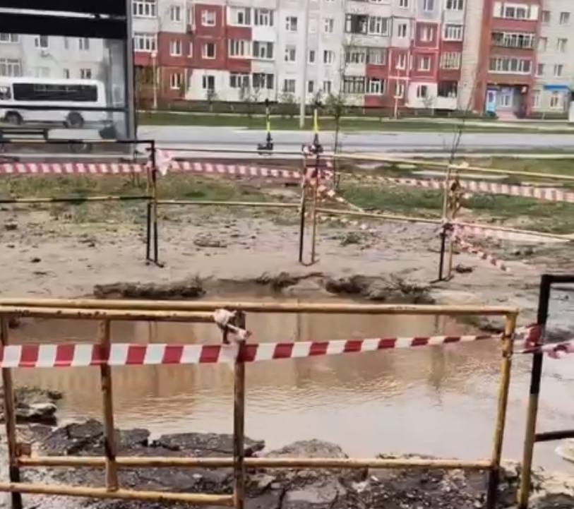 Огромный прорыв на улице Интернациональной в районе «Кинга»: машина провалилась под землю Сегодня в районе «Кинга» на улице Интернациональной произошёл масштабный порыв коммуникаций. В результате происшествия одна из машин провалилась под землю. К счастью, транспортное средство уже успешно извлекли.