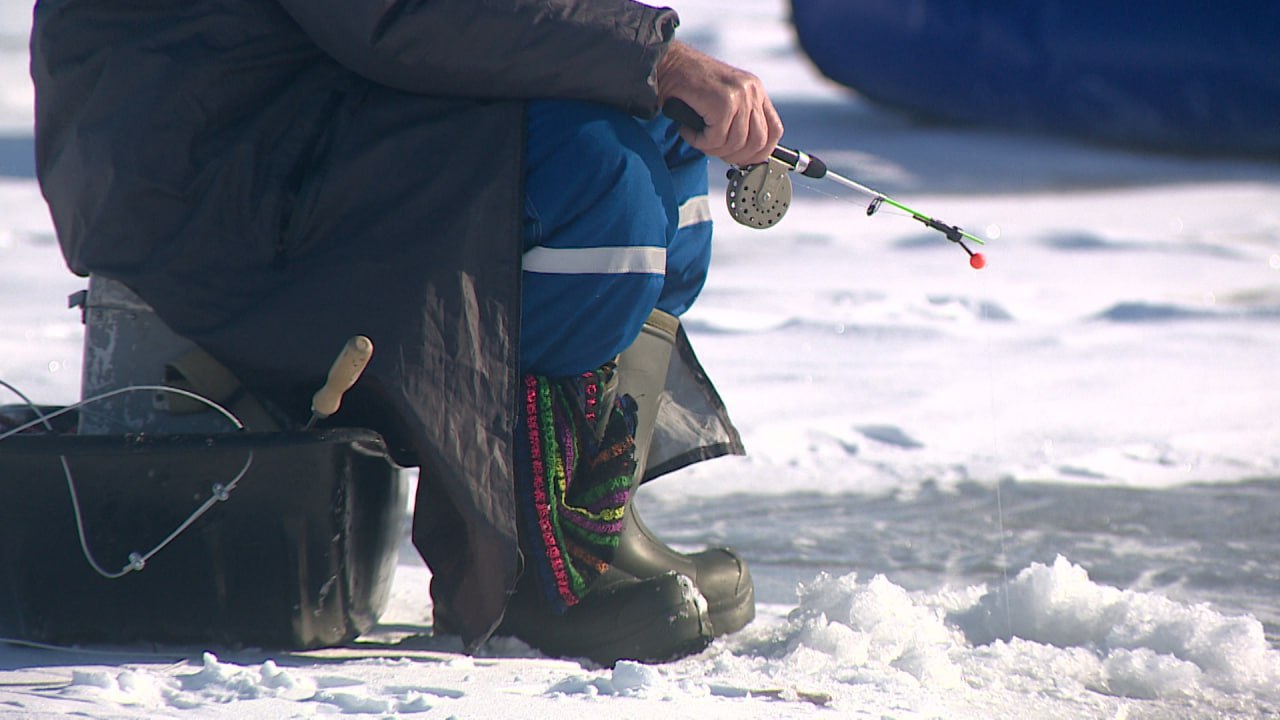 В Волжском 21 февраля проведут фестиваль рыбной ловли Состязания организуют на острове Зеленый в заливе Ахтубы около пляжа Ограничений по возрасту нет но для лиц до 16 лет обязательно сопровождение родителей для участников от 16 до 18 лет письменное разрешение родителей С собой у рыбаков должно быть необходимое оборудование и ледобур Допускается одна удочка и неограниченное количество разрешенных снастей Регистрацию проведут с 08 30 до 09 30 Соревнования начнутся с 10 00 Тройку лучших определят по наибольшему размеру пойманной рыбы Предусмотрены также номинации Первая пойманная рыба Самая крупная пойманная рыба Самая маленькая пойманная рыба Лучшая женщина рыбачка Самый юный рыболов Самый опытный рыболов Подписаться Перейти на сайт MAX