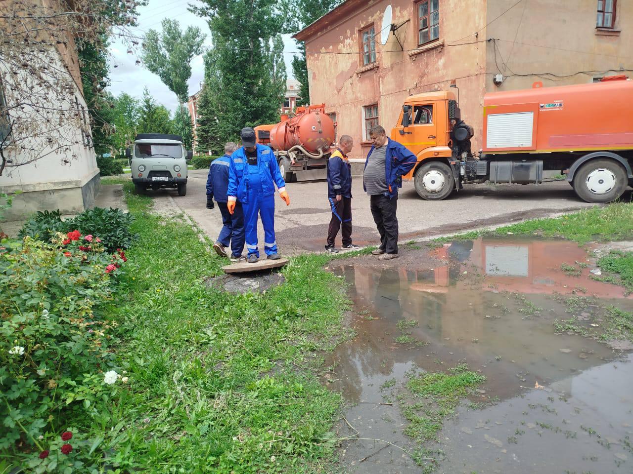 Ульяновские ремонтники провели восстановительные работы на канализационных сетях в Лутугинском муниципальном округе В населенных пунктах Лутугинского муниципального округа специалисты ульяновского водоканала и Дорремстроя провели ремонтно-восстановительные работы на канализационных сетях. Жители жаловались на перебои и периодические засоры системы. - Несколько дней работали в г. Лутугино и с. Круглике. Охватили более 10 объектов. Специалисты выезжали по заявкам жителей и параллельно проводили профилактические осмотры канализационных систем. С использованием специальной техники провели прочистку канализационных колодцев, труб, восстановили нормальное функционирование канализационных коллекторов, - рассказали представители ульяновской ремонтной бригады.