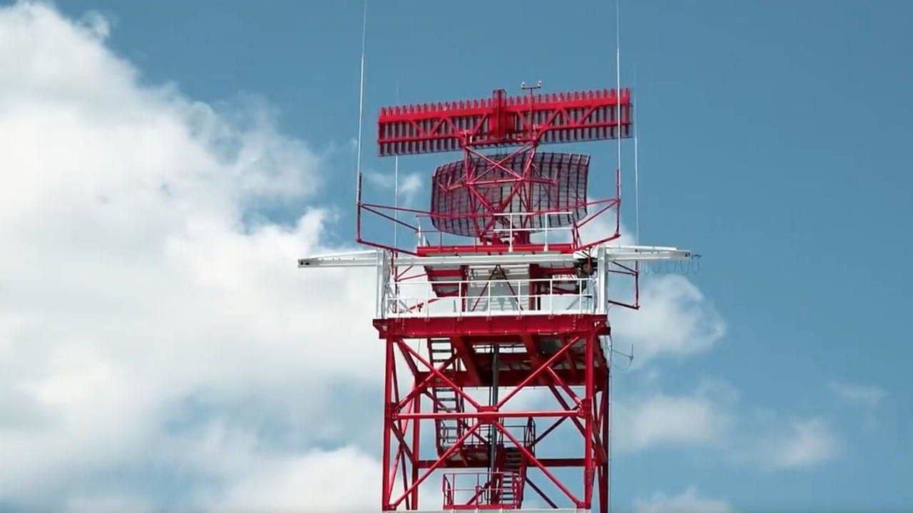 Турция разместила радиолокационную систему HTRS 100 в Международном аэропорту Дамаска в бывшей Сирии Радар может обнаруживать все воздушные цели в радиусе до 115 миль Израильский канал 15 подтвердил развертывание и утверждает что это серьезно ограничивает свободу действий Израиля в сирийском воздушном пространстве Южная часть Сирии была коридором на который Израиль опирался для приближения к иранским границам во время 12 дневной войны