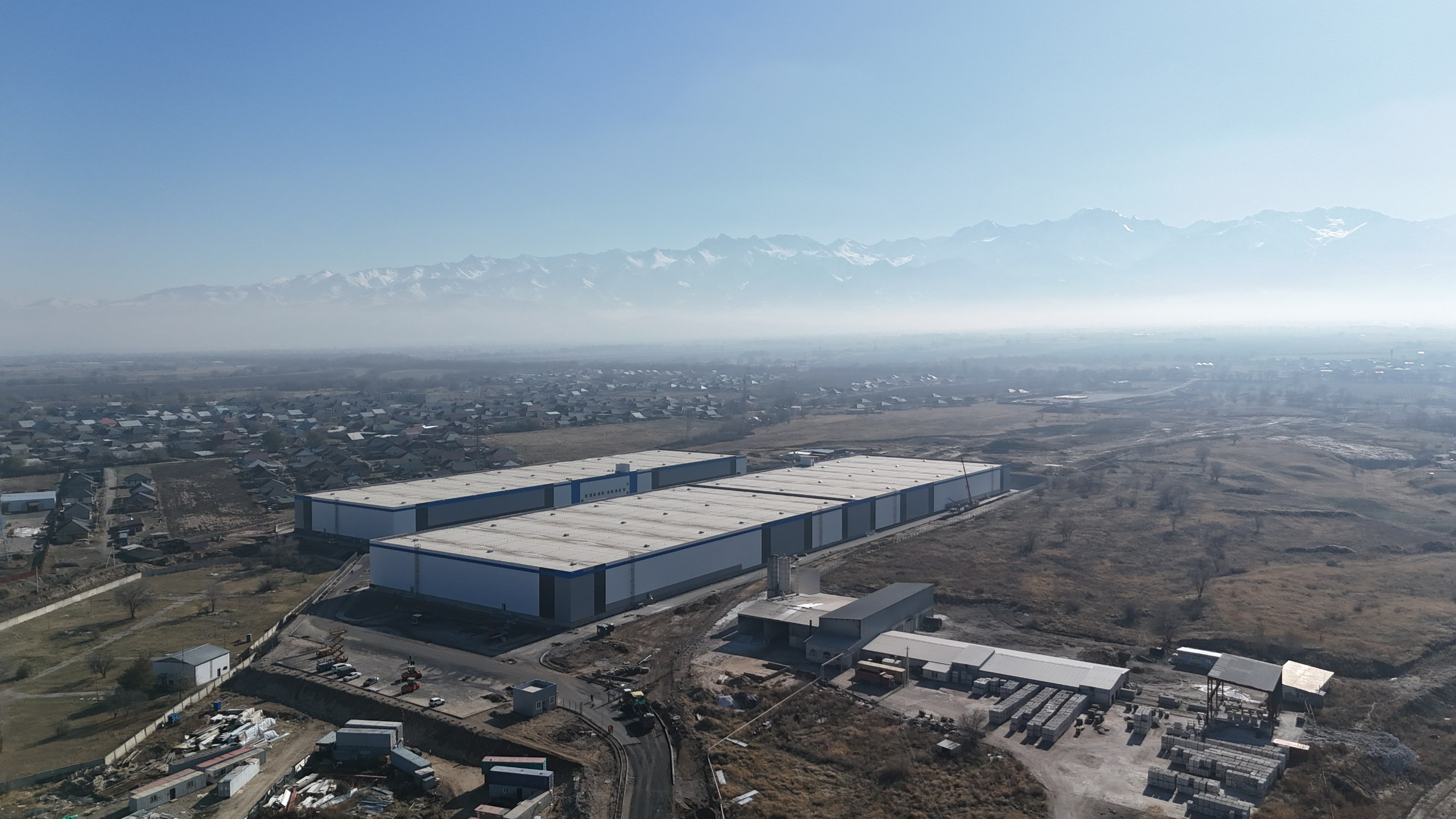 Новый логистический хаб в Алматы ЕАБР профинансировал открытие одного из крупнейших в Казахстане складских комплексов международного класса А Евразийского логистического парка ЕЛП Местоположение Расположен на ключевом маршруте коридора Западный Китай Западная Европа рядом с БАКАД и аэропортом Ключевые преимущества Площадь свыше 50 тыс кв м Международный стандарт класса А Современные системы безопасности и инфраструктура Станет ключевым хабом для e commerce и международной торговли Инвестиции ЕАБР 16 6 млрд тенге при общей стоимости проекта 22 1 млрд тенге Это шаг в реализации нашего стратегического мегапроекта Евразийская товаропроводящая сеть Мы создаём не просто склады а точки роста для всей Евразии Этот проект кирпичик в фундаменте нашей Евразийской товаропроводящей сети старший управляющий директор руководитель Проектного блока ЕАБР Сергей Игнатов Проект по строительству ЕЛП наглядный пример того как инвестиции в инфраструктуру раскрывают транзитный потенциал Центральной Азии и приносят пользу экономике и жителям региона О том как развивается складской сектор в Казахстане читайте в посте выше