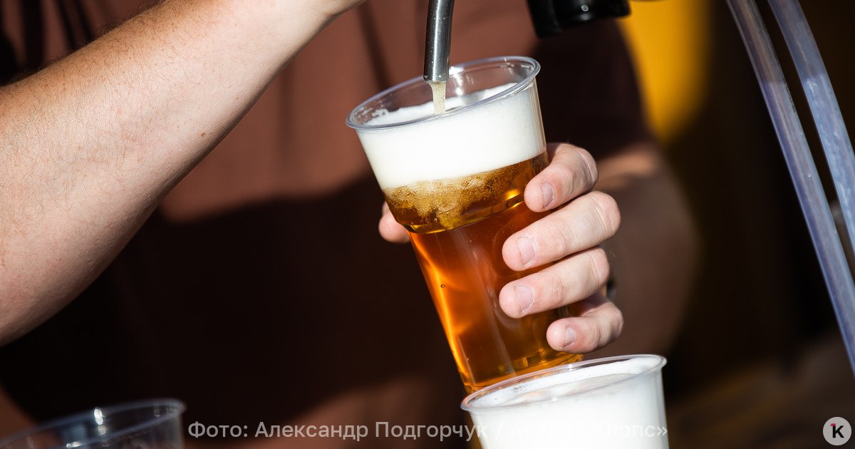 В Госдуме оценили ежегодные доходы от продажи пива на российских стадионах в 5 млрд рублей В Госдуме предложили вновь разрешить продавать пиво на стадионах Доходы могут составить до 5 млрд рублей в год Об этом в воскресенье 16 ноября сообщает ТАСС со ссылкой на автора законопроекта первого заместителя председателя комитета Госдумы по физической культуре и спорту Дмитрия Свищева По его словам законопроект может быть принят с поправками до конца года Доходная часть от продажи пива на стадионах может дойти до 5 млрд в год сказал Свищев За счет этих средств стадионы смогут улучшить свою материальную базу также деньги могут пойти на финансирование детско юношеского спорта Эти средства в настоящий момент могут стать хорошим подспорьем для поддержки нашего спорта Запрет на продажу пива на спортивных объектах действует с 1 января 2005 года За его отмену высказывались в РФС РПЛ и Минспорте Против такой инициативы выступают Минздрав а также федеральный проект Трезвая Россия