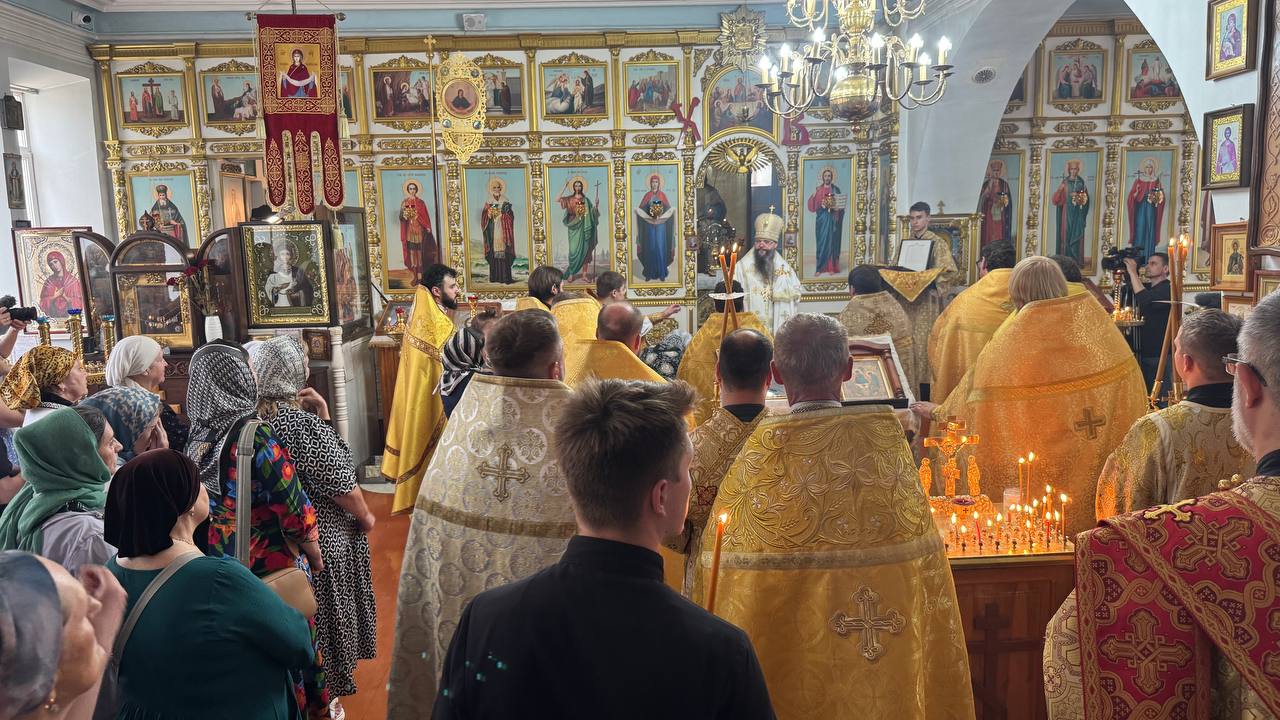 Панихиду по отцу Николаю посетили глава Дербента Ханлар Пашабеков, представители республиканской власти, духовные лидеры мусульманской и иудейской конфессий, жители Дербента и других городов республики.