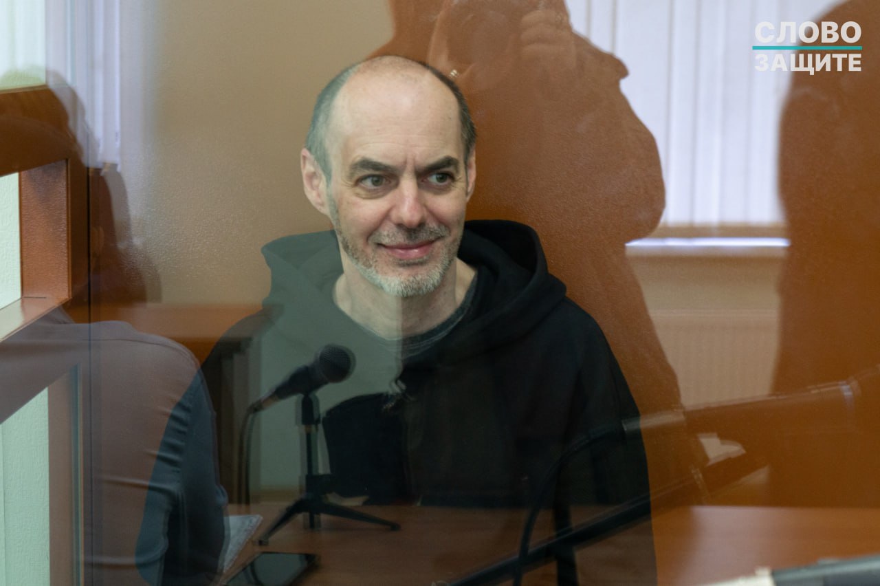 Эльдару Марченко запросили 19 лет лишения свободы Его обвиняют по статье о теракте без жертв, но с ущербом имуществу ч. 2 ст. 205 УК РФ . Процесс проходит в окружном военном суде Москвы. По версии следствия, Марченко передал Украине координаты гражданского аэропорта Курска, которые, к тому же, находятся в открытом доступе, а также координаты другого аэродрома — военного. В августе 2023 года эти объекты подверглись атаке беспилотников. Подсудимый не признал вину и заявил, что сотрудники ФСБ пытали его током после задержания, чтобы выбить признательные показания. Врач, посещавшая Марченко через восемь дней после ареста, обнаружила у него на пальцах рук «симметричные полукруглые ссадины с ровными краями длиной 3–4 сантиметра». В суде врач пояснила, что такие следы могут быть электрометками, однако однозначно это подтвердить невозможно. Эльдар Марченко — преподаватель спортивного менеджмента, организатор соревнований по автоспорту и бывший муж учредительницы СМИ Port Марии Лекух. В 2020–2022 годах он работал корреспондентом и колумнистом в издании «Вот так».