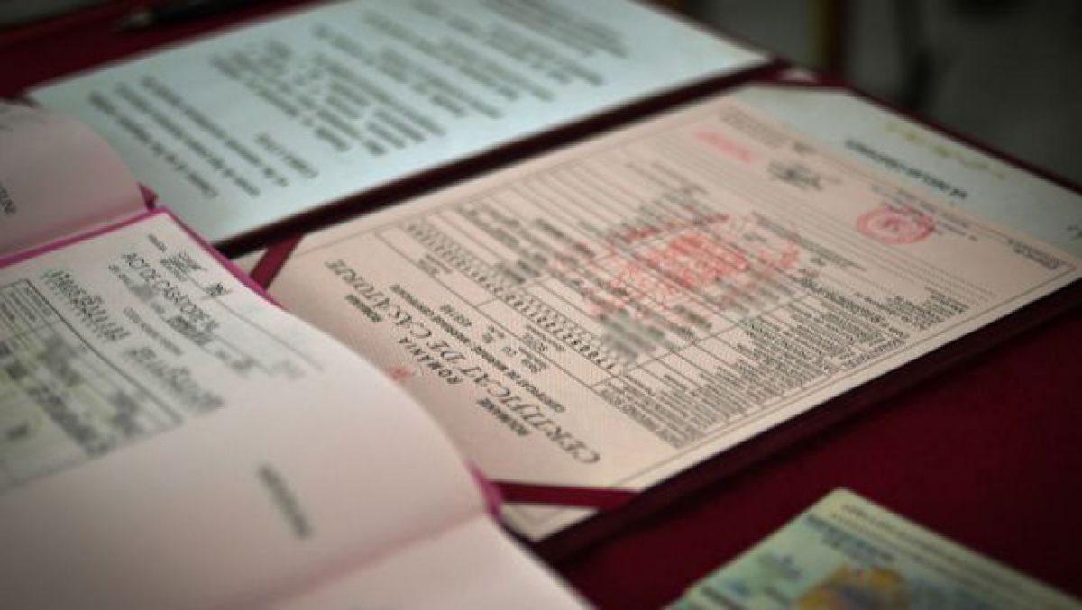 В Молдове могут подорожать развод и акты гражданского состояния 5 ноября на первом заседании нового правительства будет рассмотрен законопроект включающий новые тарифы на услуги ЗАГСа Стоимость выдачи справок о состоянии гражданского акта вырастет вдвое с 80 400 леев до 160 800 Увеличится и плата за развод вместо 210 леев 900 Подпишись на Moldova Liberă