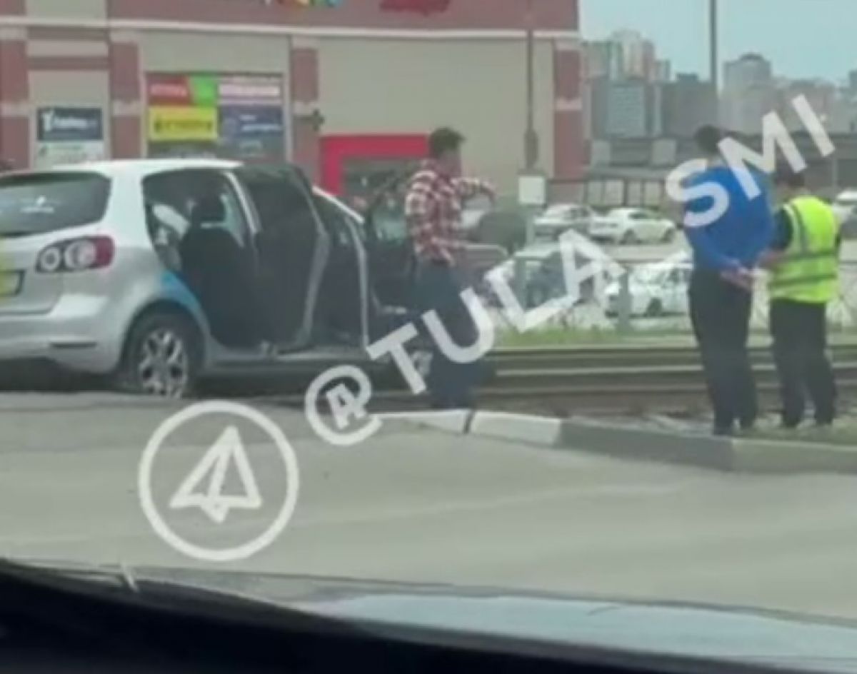 Улетевшая под трамвай легковушка попала на видео в Туле В аварии есть пострадавшие, очевидцы говорят о нескольких травмированных. Рассказываем, что известно к этому часу. ↗ Прислать новость Подписаться