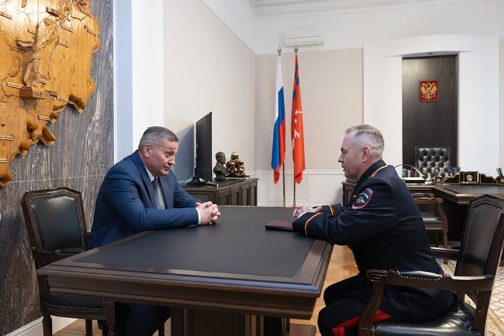 Андрей Бочаров обсудил с Дмитрием Свиновым взаимодействие по линии МВД 26 мая в администрации Волгоградской области прошла рабочая встреча губернатора Андрея Бочарова с новым руководителем ГУ МВД России по региону Дмитрием Свиновым. Как сообщает ИА «Высота 102», в центре обсуждения были вопросы взаимодействия властей и органов правопорядка. Глава региона отметил, что в настоящее время между администрацией и главком выстроено конструктивное взаимодействие. Руководитель также выразил готовность общими усилиями решать совместные задачи, стоящие сейчас на повестке дня.