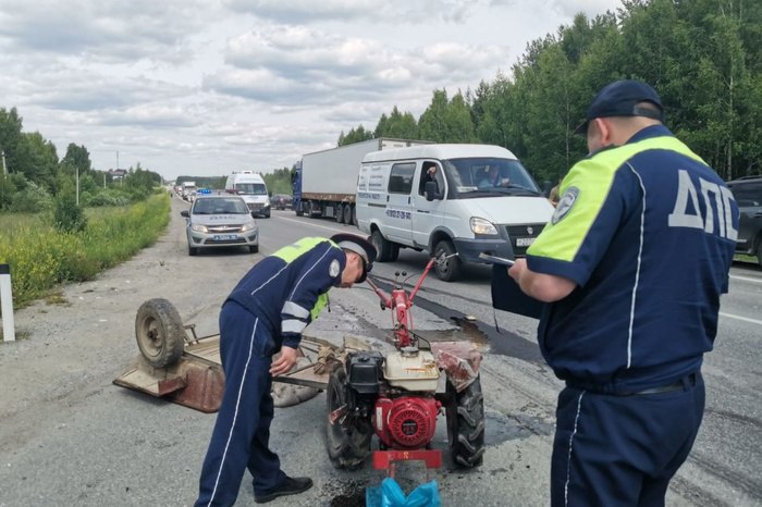 Фура насмерть сбила водителя мотоблока на трассе под Екатеринбургом Водитель мотоблока погиб в ДТП с фурой, случившемся сегодня в Березовском районе, на 31-м километре автодороги «Екатеринбург-Реж-Алапаевск», сообщили в Госавтоинспекции России по Свердловской области. По предварительной информации, с мотоблоком столкнулась фура «Мерседес» . Водитель мотоблока получил несовместимые с жизнью травмы и скончался на месте до прибытия медиков.