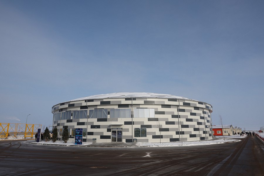 Многофункциональный модульный центр Форум открыли в Волгоградской области в спортклубе Юный ястреб Первым мероприятием в новом сооружении станет подведение итогов военно спортивных фиджитал игр Код Победы Сталинградский вызов в торжественном награждении победителей примет участие Андрей Бочаров Купольное сооружение Форума площадью почти 1 5 тыс кв м рассчитано на тысячу мест Центр оснащен современным специализированным звуковым световым и сценическим оборудованием Подписаться Перейти на сайт MAX