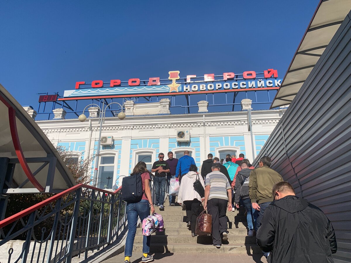 На вокзале в Новороссийске задержали малолетних путешественников из Краснодара В ночное время на ж/д вокзале Новороссийска сотрудники транспортной полиции обратили внимание на двух мальчиков без сопровождения взрослых. Как выяснилось, оба 12-летних подростка прибыли из Краснодара, не поставив в известность своих родителей. В пресс-службе УТ МВД РФ по ЮФО рассказали, что мальчики решили съездить в Новороссийск, чтобы просто прогуляться по городу. Обратно они планировали вернуться автобусом, но опоздали на нужный рейс и решили доехать домой на электричке. Сотрудники подразделения ПДН связались с родителями детей. С самими школьниками провели профилактическую беседу, объяснив, почему нельзя находиться в общественных местах без присмотра взрослых. Мать одного из мальчиков оперативно приехала за сыном. Второй ребенок был временно направлен в социально-реабилитационный центр до прибытия его законных представителей. Кроме того, проинформированы территориальные органы, комиссия ПДН по месту жительства детей и образовательные учреждения. Это было сделано для проведения дополнительных профилактических мероприятий. kuban.mk.ru
