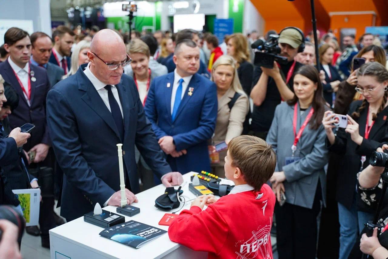 Систему распознавания беспилотников основанное на явлении синестезии устройство для незрячих музыкантов систему для мониторинга состояния мостов и прототипы тренажёров для восстановления двигательных функций после травм и заболеваний нервной системы представили российские школьники на V Конгрессе молодых ученых Мероприятие собравшее участников из 35 регионов РФ провели в конце ноября на площадке научно технологического университета Сириус при участии Движения Первых Перечисленные проекты которые предложили Михаил Ляпкин из Вологды Иван Сидоренко из Донецка Максим Лодза из Кемерово Мария Панамарёва из Челябинской области могут получить поддержку научного сообщества