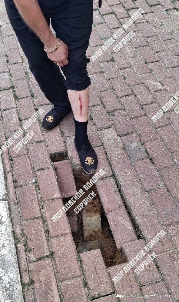 Тротуарная плитка рушится в центре города   О проблеме рассказал подписчик канала «Мордовское болото — Саранск».   Он чуть не сломал ногу из-за провалившейся плитки недалеко от торгово-промышленной палаты.  #город      — почему же не починят?   — ждут, когда уже и правда начнут ломать ноги?