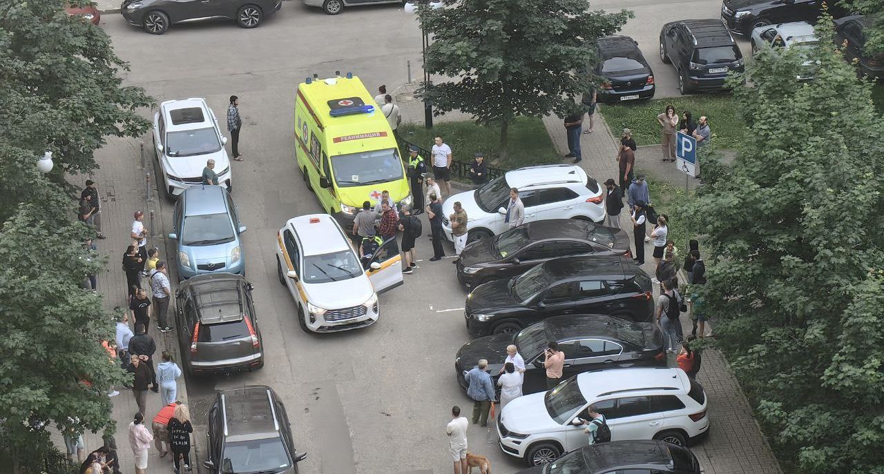 Haval насмерть сбил 8-летнего мальчика во дворе подмосковного Одинцово Ребенок скончался в машине скорой помощи, сообщили в ГУ МВД РФ по Московской области. Очевидцы сообщили АиФ с места ДТП, что ребенка сбил автомобиль такси. Подробности ДТП выясняются.