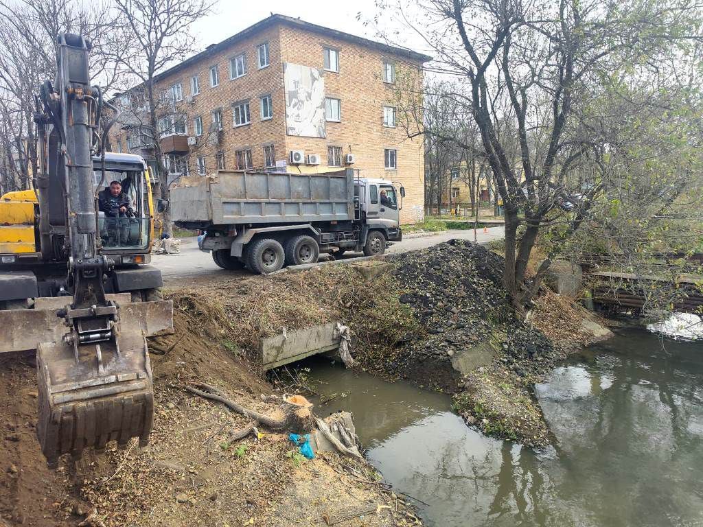 Ещё один объект включили в перечень дорожных работ на текущий год. Городская администрация сейчас ищет компанию-подрядчика, которая займётся восстановлением ливневого коллектора в районе дома № 169а на улице Маковского. Приём заявок от желающих выполнить эти работы продлится до 25 ноября.  Необходимо до конца года демонтировать старые и уже пришедшие в негодные железобетонные лотки, смонтировать новые плиты и стены коллектора из блоков УДБ.   К слову, сейчас подрядные организации ведут ремонт участков сетей ливневой канализации на Фадеева, 14, Пограничной, Батарейной, в районе пересечения Выселковой и Анны Щетининой.