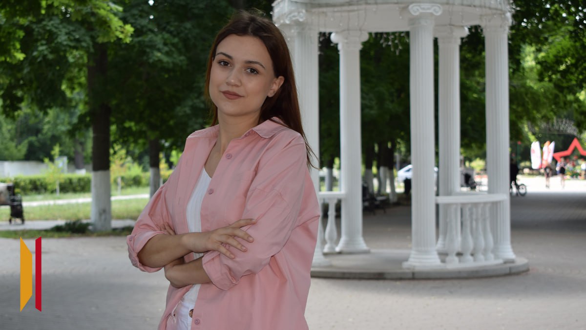 Нахимичили на максимум. В Борисоглебске 2 выпускницы сдали ЕГЭ по химии на 100 баллов Гимназистка Татьяна Смыслова и ученица школы №2 Александра Матасова сдали ЕГЭ по химии на высший балл. Александра Матасова увлеклась химией в восьмом классе, в девятом набрала максимальное количество баллов на экзамене. Уже тогда точно решила, что будет сдавать химию и на ЕГЭ. Теперь девушка планирует поступать на химико-биологическое направление. Татьяна Смыслова с детства любит химию. Готовясь с репетитором и в онлайн-школе, она верила в себя и в свой успех. Выпускница — победитель «Большой перемены», участник «Артека», «Сириуса» и Всемирного фестиваля молодежи. Теперь она планирует развиваться в сфере естественных наук.