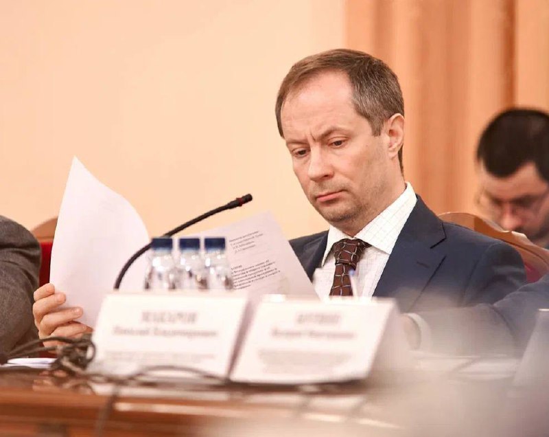 С 1 сентября в России действует запрет на навязывание платных услуг С начала осени в России официально запрещено навязывать гражданам дополнительные платные услуги товары и работы Депутат Госдумы фракции Единая Россия Роман Терюшков подчеркнул что новая норма защищает потребителей от ситуаций когда их согласие на нежелательные траты получают путем манипуляций или создания специальных условий Стоимость навязанных покупок может достигать половины от первоначальных расходов человека что наносит существенный удар по его бюджету Для борьбы с этой практикой Государственная Дума готовит ужесточение ответственности Соответствующие поправки в Кодекс об административных правонарушениях КоАП предполагающие значительное увеличение штрафов были приняты в первом чтении еще в июле Сейчас документ готовится ко второму чтению Согласно проекту размер штрафов может вырасти для должностных лиц до 300 тысяч рублей вместо действующих 4 тысяч для юридических лиц до 1 миллиона рублей вместо действующих 40 тысяч Это важный шаг в защите прав наших граждан В данном случае речь идет о нежелательных покупках когда человека вынуждают платить за то что ему не нужно Кратное увеличение штрафов это четкий сигнал подобная практика будет пресекаться самым жестким образом Закон станет надежным барьером от произвола и заставит уважать выбор потребителя заключил парламентарий Такие меры призваны не только защитить сбережения граждан но и стать серьезным сдерживающим фактором для недобросовестных продавцов и исполнителей