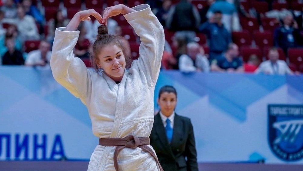 Челябинка Ева Огнивова завоевала Кубок Европы по дзюдо На турнире в Венгрии она провела четыре поединка и во всех одержала победы, причем досрочно! В финале наша Ева не оставила и шанса сопернице из Узбекистана. Запомните это имя! Она еще не раз напомнит о себе на турнирах более высокого уровня. Мо-ло-дец! / Прислать новость