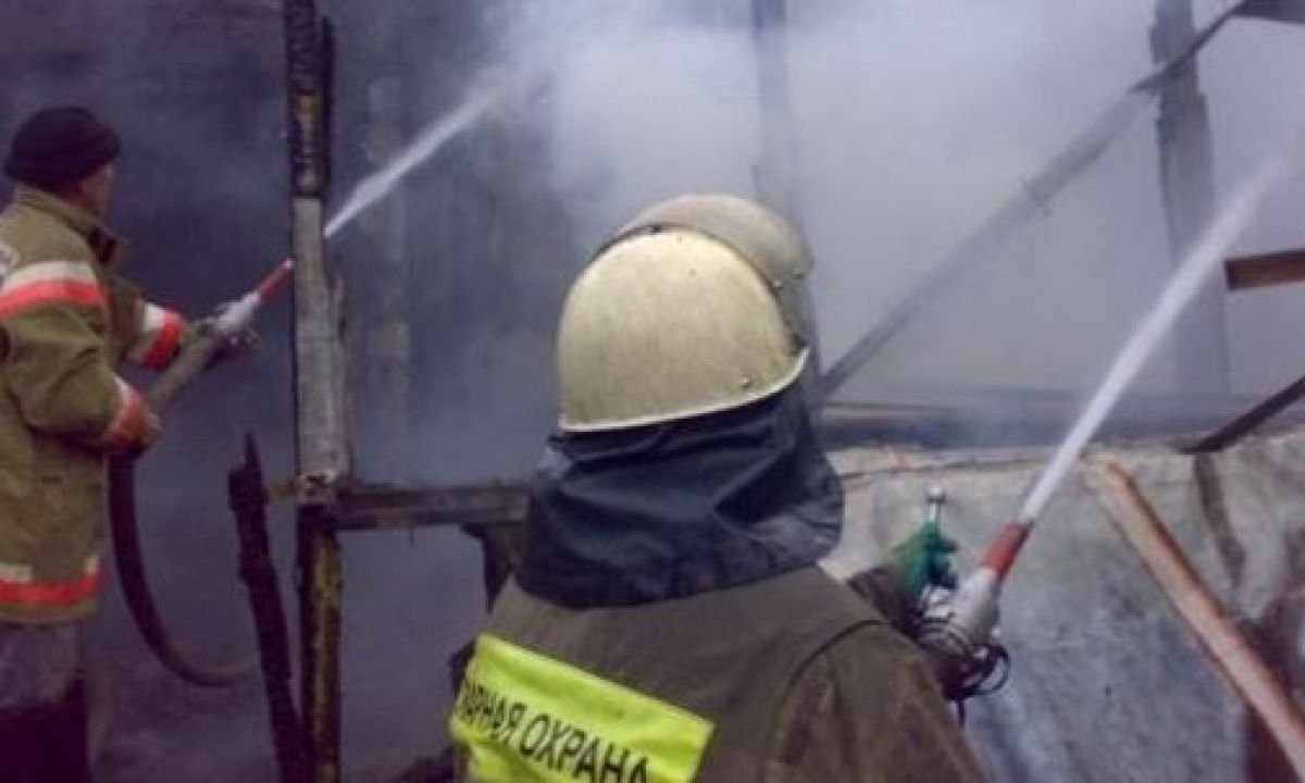 Мужчину с ожогами доставили в больницу после пожара в Воронежской области Сегодня утром, 26 июня произошел пожар в Бутурлиновском районе, в котором пострадал человек. Спасателям поступил сигнал о возгорании в 5:59. Сообщалось, что горит дом на улице Восточная рабочего поселка Нижний Кисляй. В результате пожара огнем был поврежден жилой дом, а также полностью выгорела пристройка. Согласно оперативной информации, есть пострадавший – мужчину 1966 года рождения был госпитализирован с ожогами. ↗ Прислать новость Подписаться