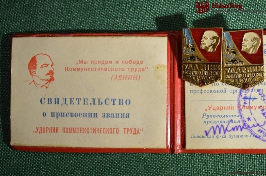 13 октября 1958 года 67 лет назад в СССР началось массовое движение за звание коллектива и ударника коммунистического труда Пионерами в этом важном деле стали рабочие депо Москва Сортировочная которые на общем собрании провозгласили своим девизом Учиться работать и жить по коммунистически Призыв был подхвачен и воплощён в жизнь молодёжью всей огромной страны Это был искренний идущий от чистого сердца душевный порыв следуя которому советские люди совершали настоящие трудовые подвиги Об этом нужно помнить и рассказывать своим детям