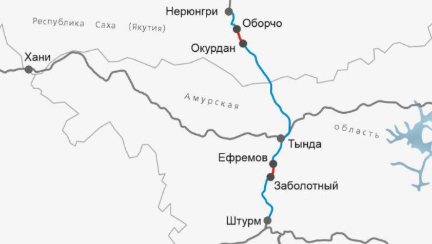 РЖД В ЭКСПЛУАТАЦИЮ ВВЕЛИ НОВЫЕ ПУТИ НА УЧАСТКАХ БАМА Российские железные дороги завершили масштабную модернизацию двух ключевых участков Байкало-Амурской магистрали. Это позволит значительно увеличить пропускную способность трассы. Первый участок — перегон Оборчо – Окурдан в Якутии. Здесь построили 2,5 километра вторых путей, установили семь стрелочных переводов и возвели мост. В ходе работ было перемещено почти 100 тысяч кубометров грунта. Обновлённая инфраструктура ускорит транспортировку грузов с месторождений в порты Дальнего Востока. Второй участок — вставка между разъездами Ефремов и Заболотное перегон Тында – Штурм протяжённостью 9 километров. Здесь также проложили вторые пути, построили три моста и усилили инфраструктуру для пропуска тяжеловесных составов массой до 7100 тонн. Дополнительно провели масштабные земляные работы и пробили тоннели. Благодаря модернизации пропускная способность БАМа вырастет с 5 до 25 пар поездов в сутки. Это ускорит доставку угля, руды и леса по восточному направлению Транссиба и поддержит экономическое развитие Якутии и Амурской области. Фото: Недерби #аврорамедиа_россия Telegram-экосистема АВРОРА МЕДИА МЕДИА НОВОСТИ РЕГИОН ЛАЙФ СПОРТ ГЕРЛЗ ХАЙТЕК ПЕРСОНЫ ИНСАЙД КРИМИНАЛ МОЛОДОСТЬ LIVE АВРОРА МЕДИА YOUTUBE RUTUBE
